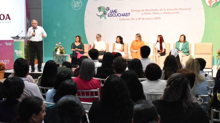 El Gobernador Rubén Rocha Moya acudió al acto de entrega de resultados de la Consulta Nacional ¿Me escuchas? 2022.