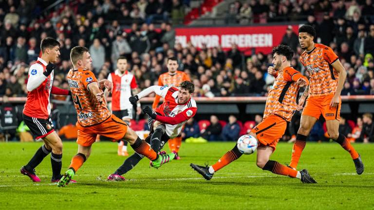 Santiago Giménez anota su séptimo gol en la Eredivisie