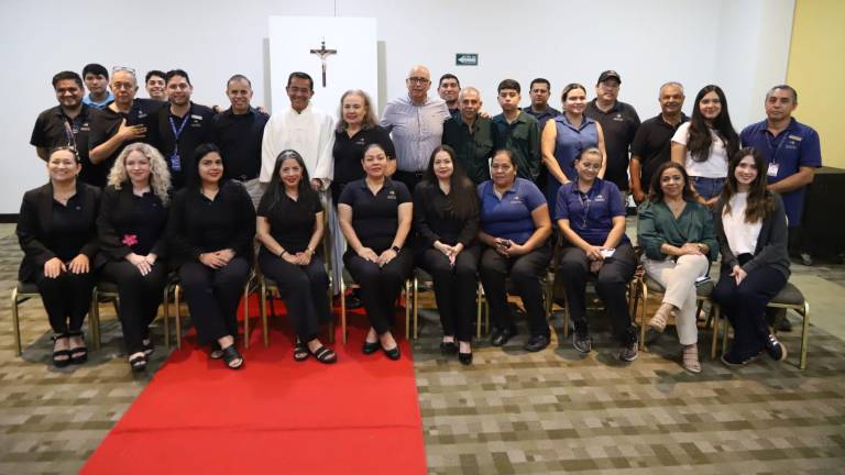 Personal del Mazatlán International Center celebra con una misa el 16 aniversario del recinto de convenciones.