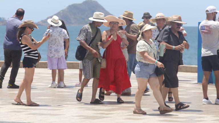 Turistas recorren el malecón de Mazatlán.