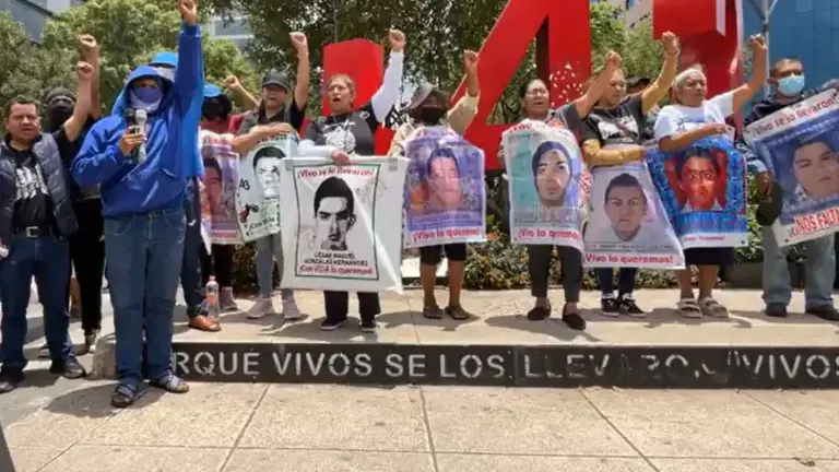 Familiares de los 43 denunciaron que un operativo policiaco impidió el ingreso de estudiantes normalistas a la Ciudad de México.