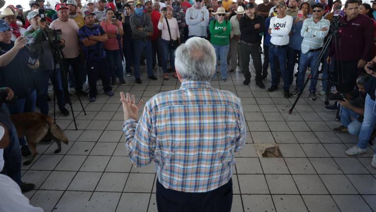 Rocha Moya intentó retomar la voz dominante del discurso, pero no lo dejaron.
