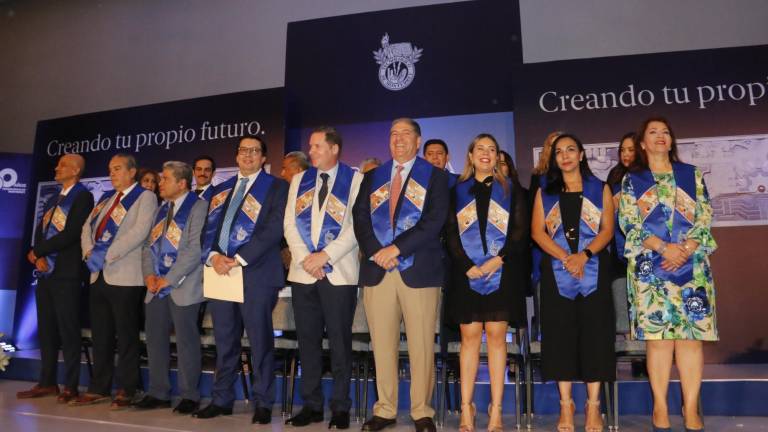 Directivos del Tec de Monterrey Campus Sinaloa e invitados especiales encabezan la ceremonia de graduación.
