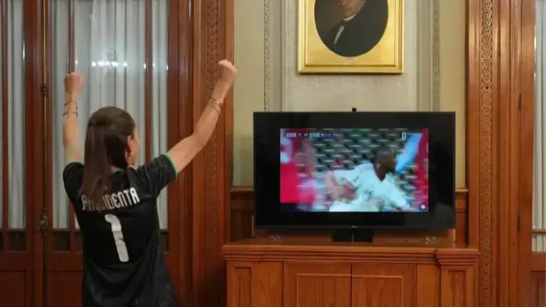 La Presidenta de México celebra el gol de Quiñones.