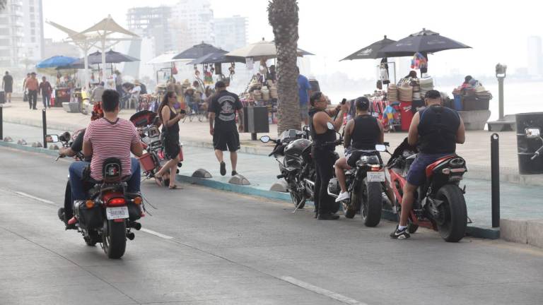 Motociclistas en la Avenida del Mar.
