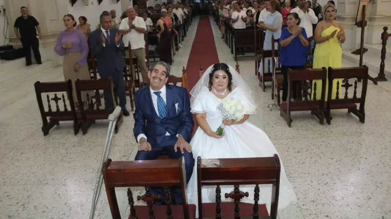 Solbelen Acuña y Enrique Luis Castañeda celebraron su enlace religioso en el Santuario de Nuestra Señora del Rosario, acompañados por familiares y habitantes del municipio.