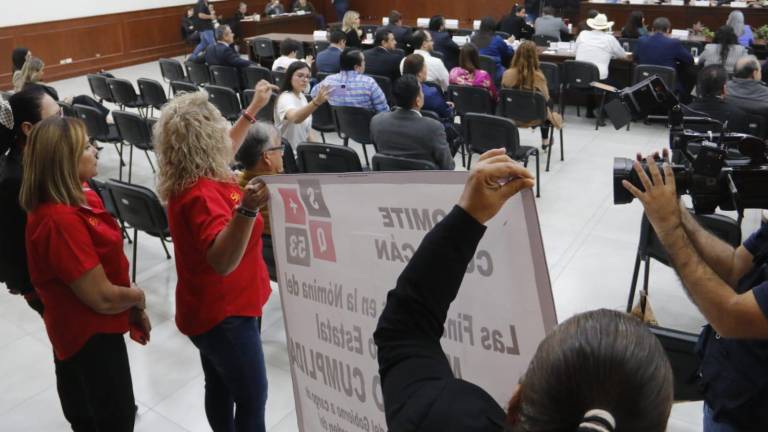 Personal del SNTE 53 irrumpe en el Congreso de Sinaloa para denunciar descuentos en nómina