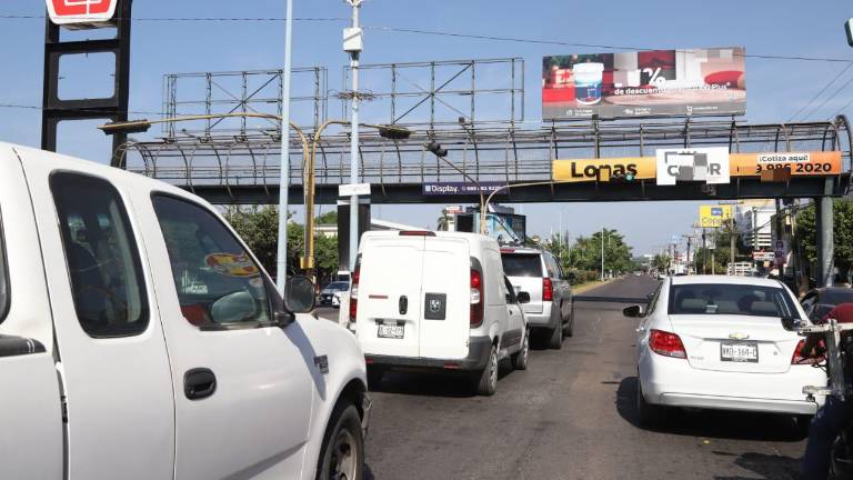 Mantas con fichas de búsqueda colocadas este domingo en puentes peatonales fueron retiradas unas horas después, presuntamente por concesionarios de las estructuras.