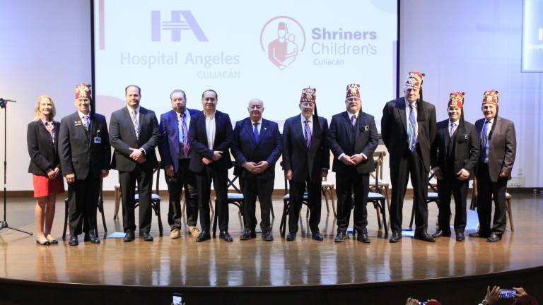 Directivos de Shriners Children’s y Hospital Ángeles, durante el acto protocolario, previo al corte de listón de la nueva clínica.