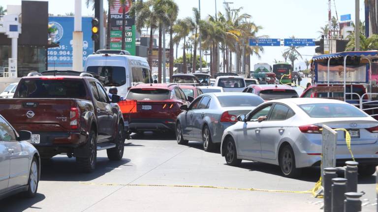 Hay fuerte congestionamiento en Zona Dorada de Mazatlán