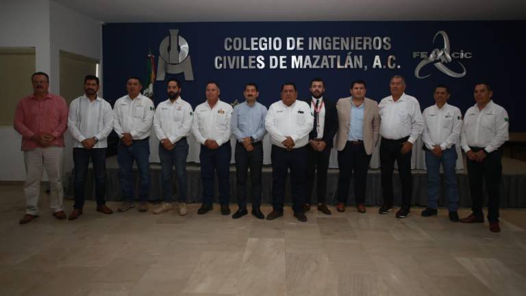 Integrantes del Colegio de Ingenieros Civiles de Mazatlán e invitados especiales se tomaron la fotografía del recuerdo.