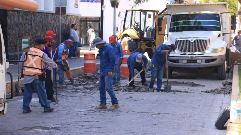 Cierran tramo de la calle Benito Juárez en el Centro por trabajos de reparación del pórfido.