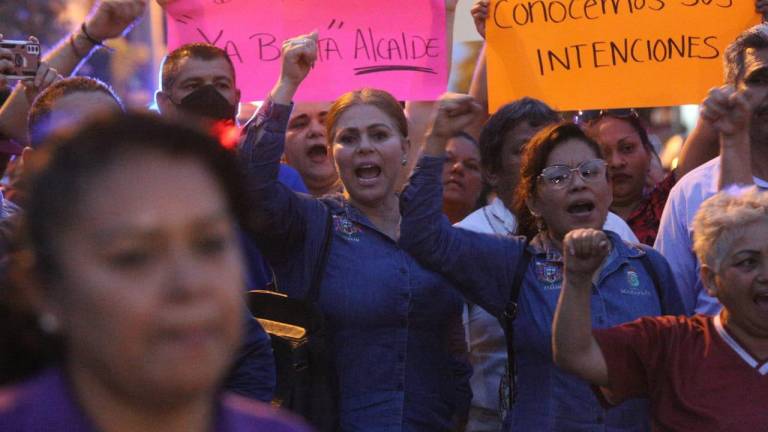 Trabajadores sindicalizados del Ayuntamiento de Mazatlán protestaron la tarde noche del pasado miércoles tras ser clausurados el quirófano y la sala de maternidad del Hospital municipal.