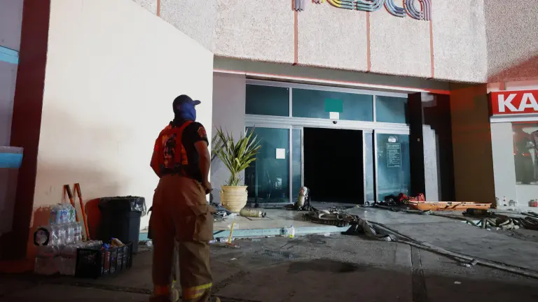 Personal de emergencia logró controlar al 100 por ciento el incendio en la plaza comercial.