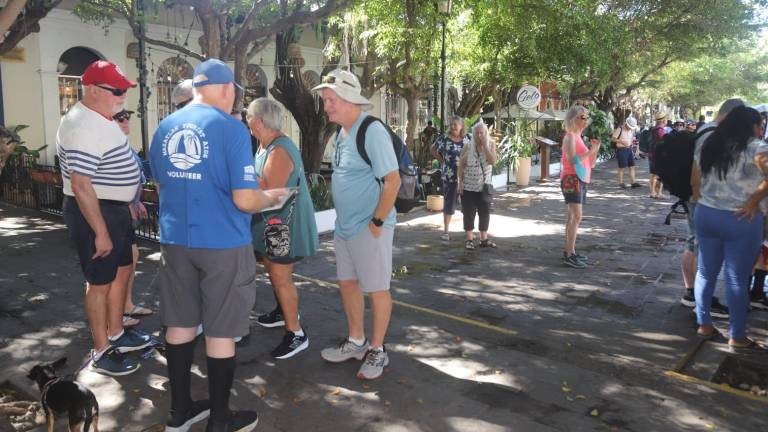 Grupo de turistas del crucero Carnival Panorama que recorren la Plazuela Machado.