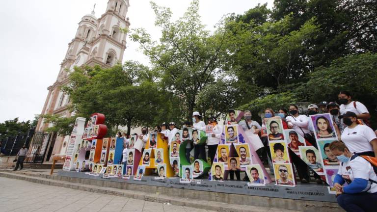 El colectivo Sabuesos Guerreras coloca pósters de personas desaparecidas.