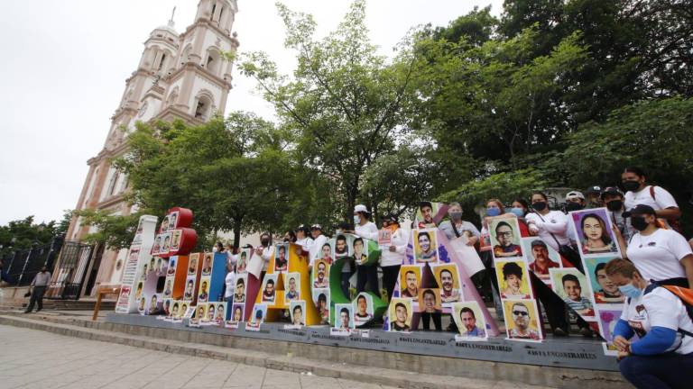 El colectivo Sabuesos Guerreras coloca pósters de personas desaparecidas.