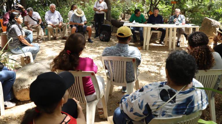 El Diputado local de Morena, Juan Torres, en reunión este sábado en el jardín del Cemaz.