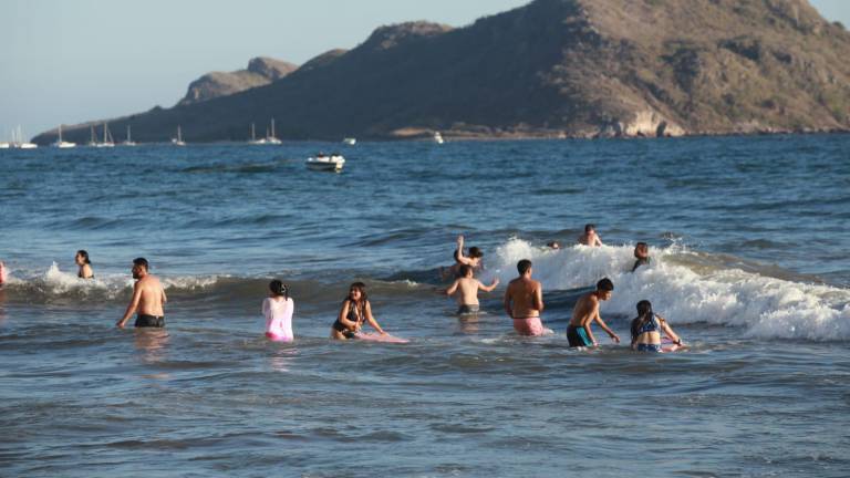 Salvavidas vigilan las playas de Mazatlán ante posibles incidentes con los bañistas.