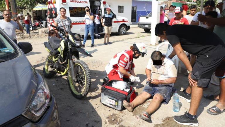 Motociclista resulta lesionado al chocar contra auto en la Avenida Pino Suárez, en Mazatlán