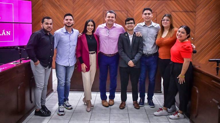 El Regidor coordinador de la Comisión de la Juventud y Deporte, Roberto Rodríguez Lizárraga, con miembros del Cabildo Juvenil.