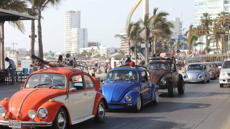 Cientos de automóviles Volkswagen desfilan en Mazatlán