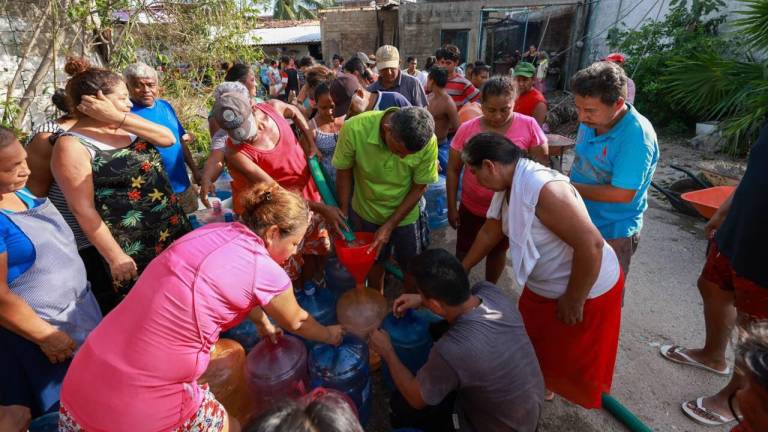 Familias de Acapulco reciben agua potable después del desastre que dejó el huracán Otis.