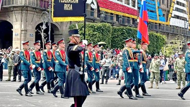 Soldados del 154 Regimiento Preobrazhenskiy, del Ejército ruso, desfilaron el sábado en la Ciudad de México con motivo del 213 aniversario del inicio de la Independencia nacional.
