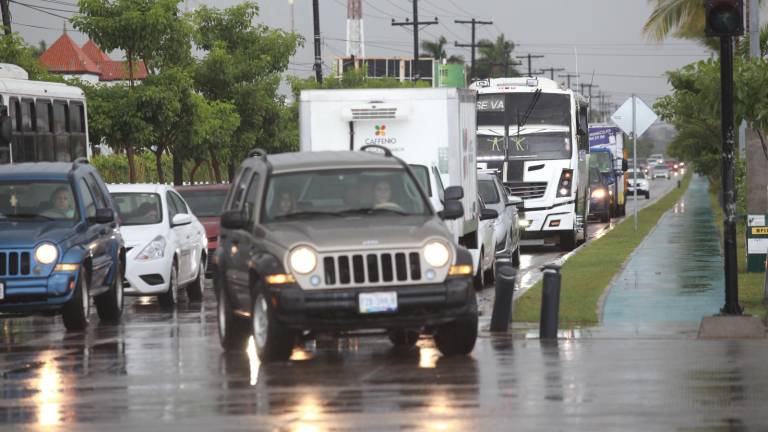Camiones urbanos trabajan con normalidad pese a lluvias en Mazatlán