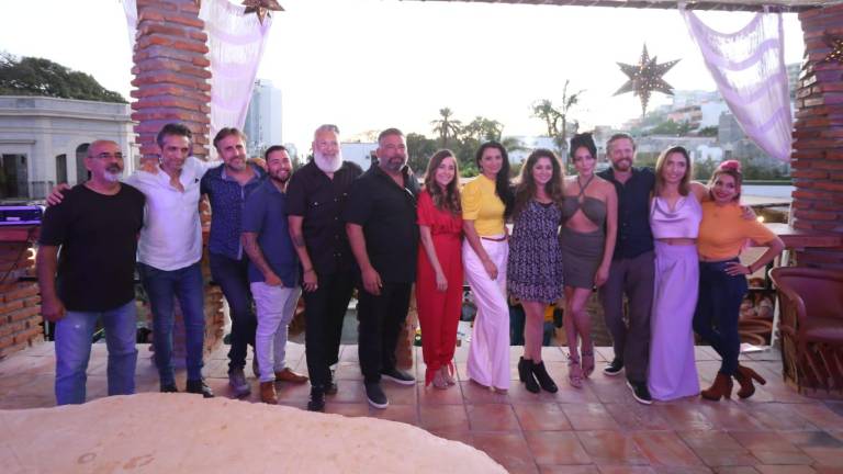 Equipo de actores y producción que estarán en la cinta Clay, que se filmará en Mazatlán y tendrá como protagonista a Karime Lozano.