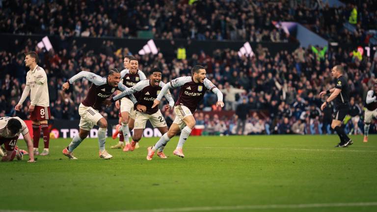 Aston Villa derrota 2-1 al Arsenal.
