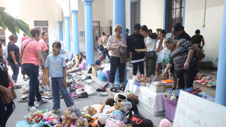 Todo tipo de productos fueron puestos a la venta en el Orfanatorio Mazatlán.