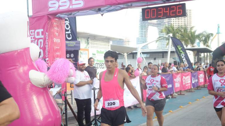 Javier Labrador gana la cuarta edición de la “Carrera Rosa Delia Barraza 2025”, que reunió a más de mil 200 participantes en Paseo Claussen.