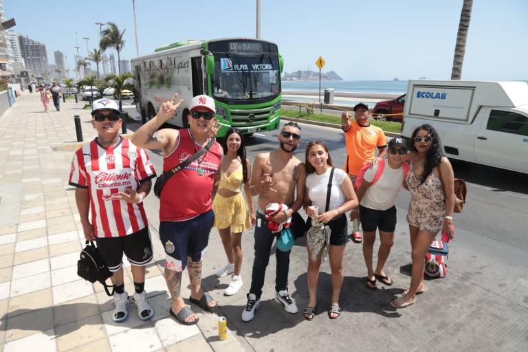 Se pinta el malecón de rojiblanco con la visita de Chivas a Mazatlán