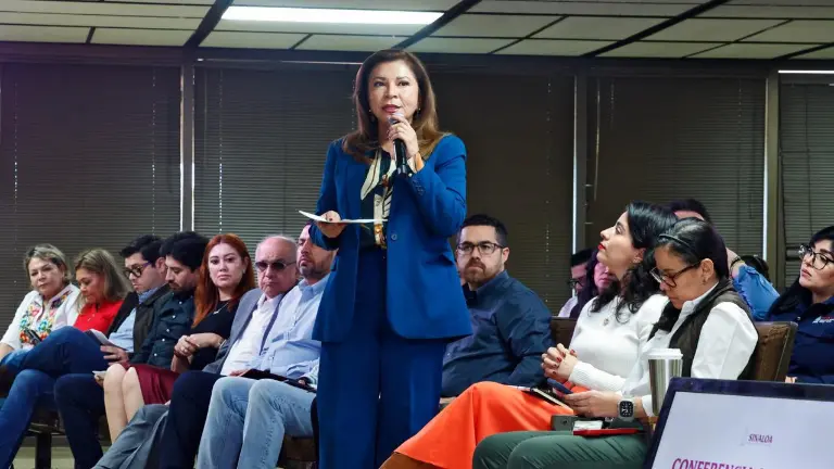 La Secretaria de Educación, Gloria Himelda Félix Niebla, informa de los avances en Sinaloa del programa Vive Saludable, Vive Feliz.
