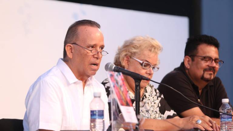 El fotógrafo-poeta sonorense Mario Medina presentó la exposición “Traslación atemporal de suelos habitables” y el poemario “Silencio gregario”, en el Museo de Arte de Mazatlán.