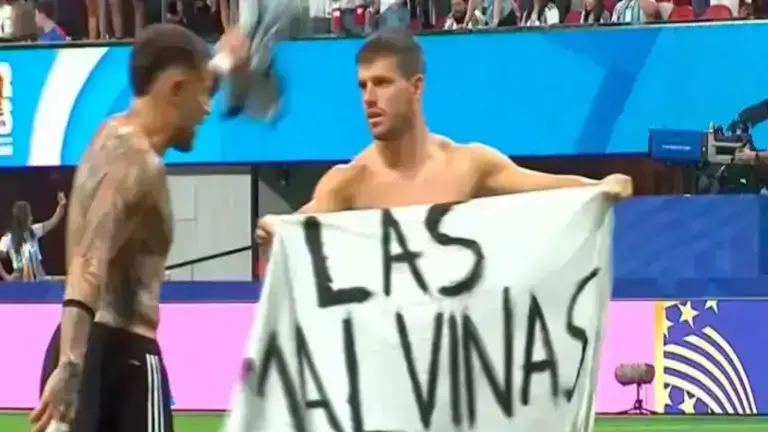 Reino Unido pide a FIFA investigar pancarta de Malvinas.