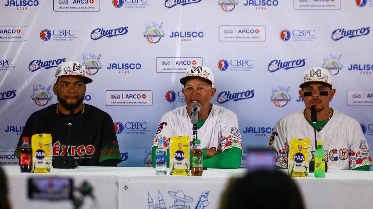 Lorenzo Bundy, en medio de Odrisamer Despaigne y Rodolfo Amador, en la conferencia post juego tras vencer a Panamá.