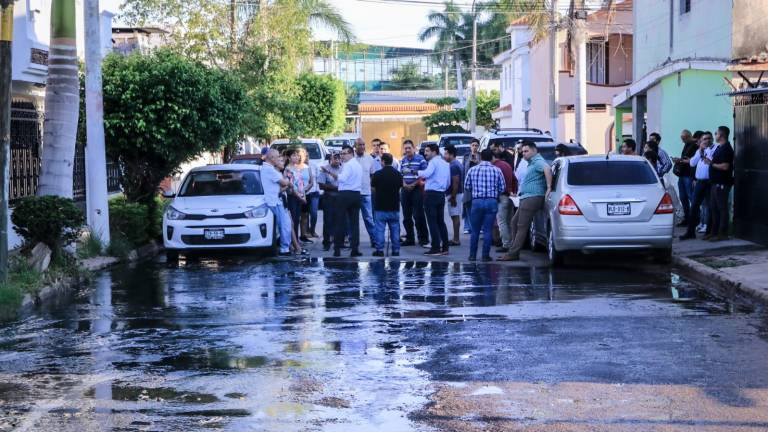 En medio de la fuga de drenaje, el Alcalde Édgar González Zataráin y su equipo se reunieron con vecinos de Villas del Estero, la mañana de este miércoles.