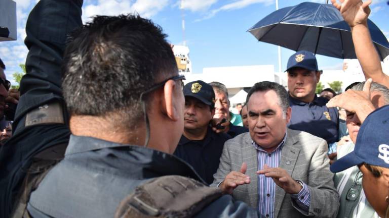 Jesús Madueña discutió con algunos agentes de la Policía Estatal en el filtro de entrada al Centro de Justicia Penal y Oral del centro del estado.