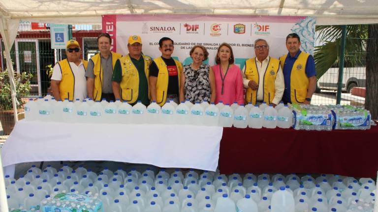 La ciudadanía participó llevando galones de agua.