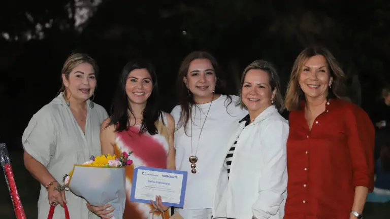 Melva Malcampo recibe flores y un reconocimiento de manos de Elizabeth Peraza, Vanessa Rodríguez, Marissa Domínguez y Gabriela Domínguez.