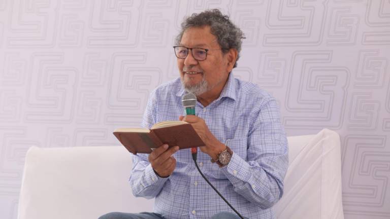 Invita Élmer Mendoza a los jóvenes a ser lectores