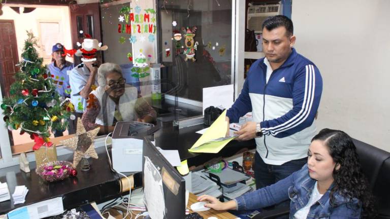 Cientos de ciudadanos han acudido ya a hacer el pago del Predial este inicio de año en el Ayuntamiento de Rosario.