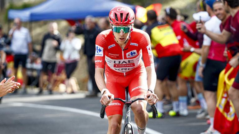Tadej Pogacar sufre una caída que lo obliga a abandonar La Vuelta a España.