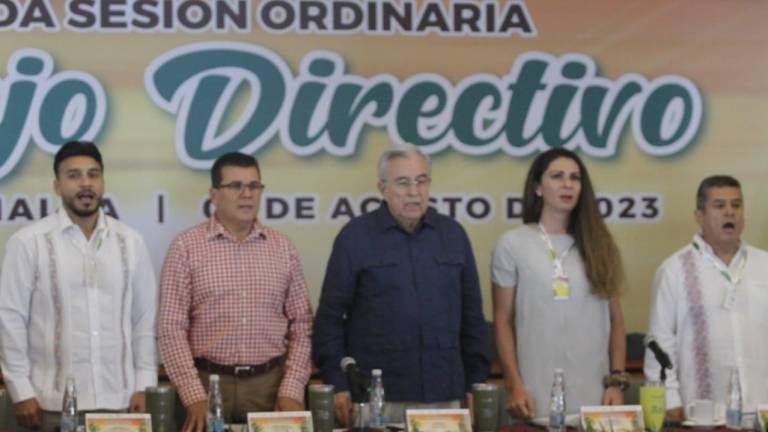 Ana Guevara es acompañada por Rubén Rocha Moya, entre otros funcionarios.