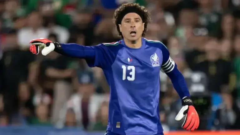 Memo Ochoa va por su sexta Copa del Mundo.