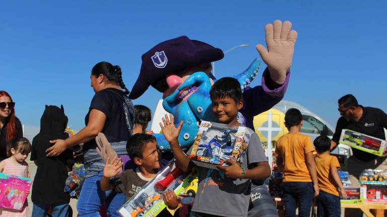 La mascota del Mazatlán FC estuvo presente en la donación de juguetes.