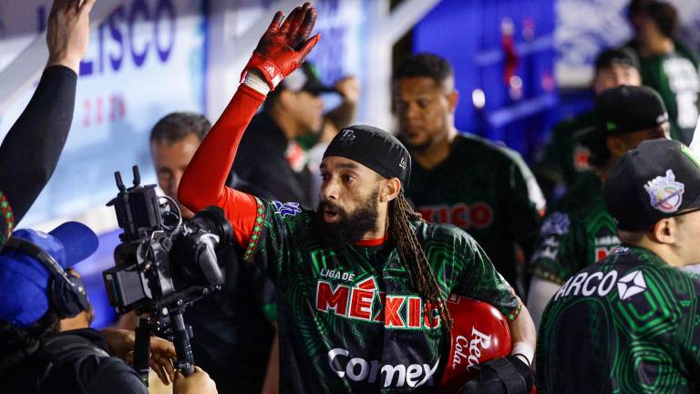 Billy Hamilton celebra la primera carrera de Charros de Jalisco en el duelo ante Cangrejeros de Santurce.