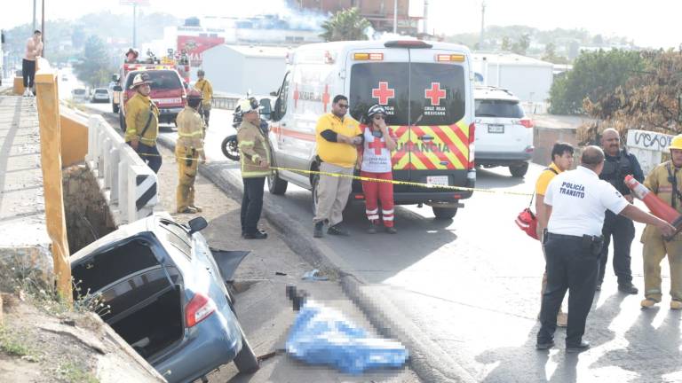 El vehículo quedó incrustrado en la cuneta del paso superior.